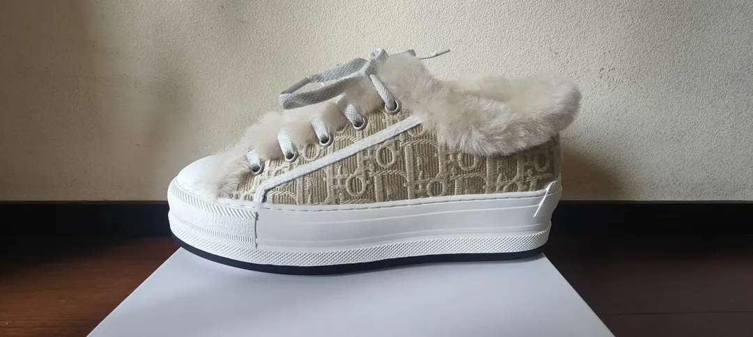 👟👟Ex-factory price 640👟👟——Dior Dior embroidered thick-soled wool casual shoes, fur shoes 𝐃𝐈𝐎𝐑 𝐖𝐚𝐥𝐤'𝐧 Dior presbyopic embroidered wool thick-soled canvas shoes, casual sports shoes, this Walk'n'Dior Thick-soled sneakers are a stylish piece that elevate the collection. Oblique printed cotton embroidered upper with comfortable platform sole, tongue and Christian Dior Paris signature laces. Can add fashionable temperament to all kinds of casual looks. Original custom-made imported Oblique printed embroidery fabric. Imported soft sheepskin lining. Original exclusive open-molded TPU material outsole. Bottom thickness 4.5CM. Size: Women's 35-41 (custom-made 41 is non-refundable)